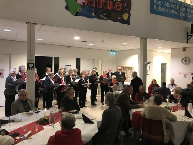 Gasten Humanitas genieten van kerstdiner